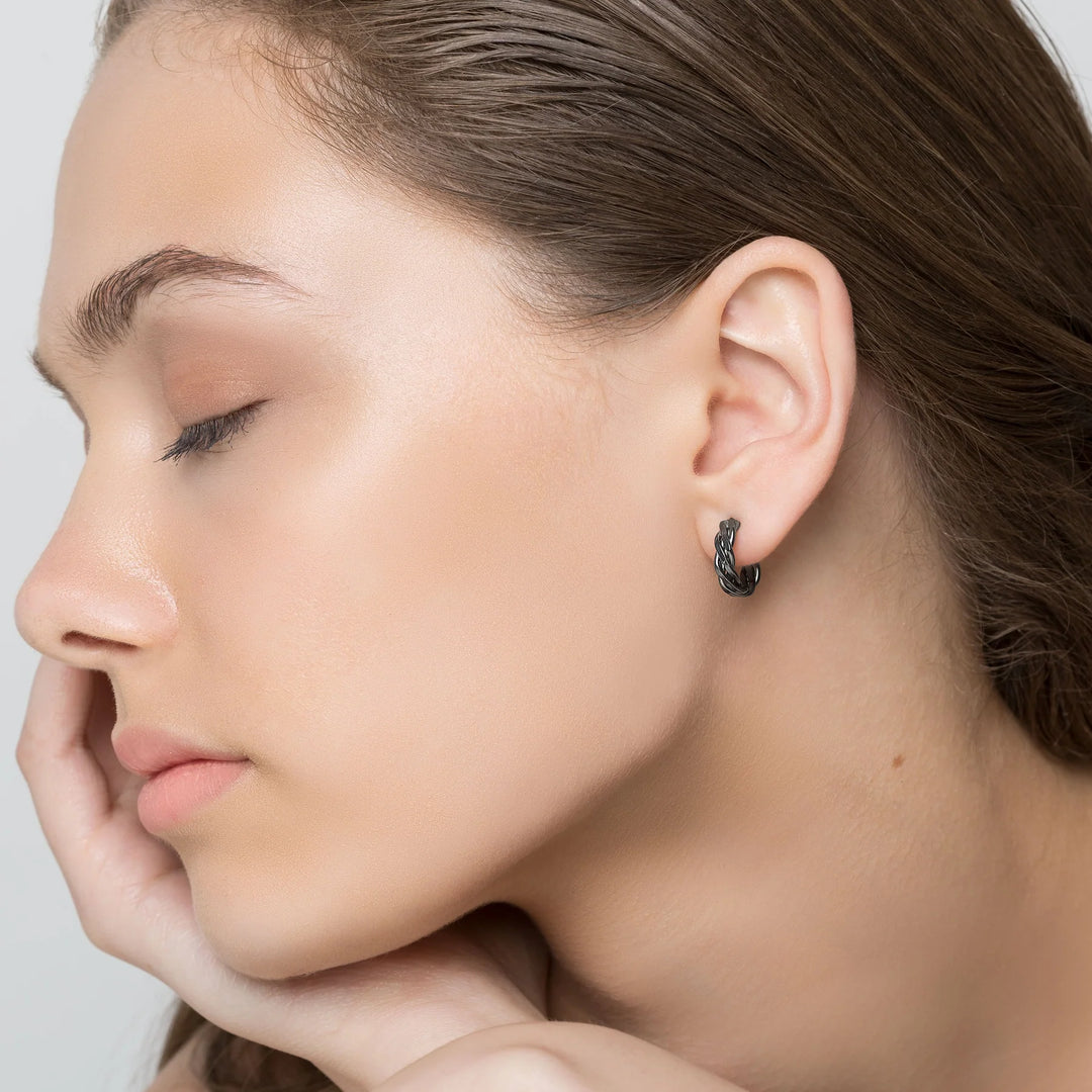 עגילי חישוקי huggie מחוט מפותל