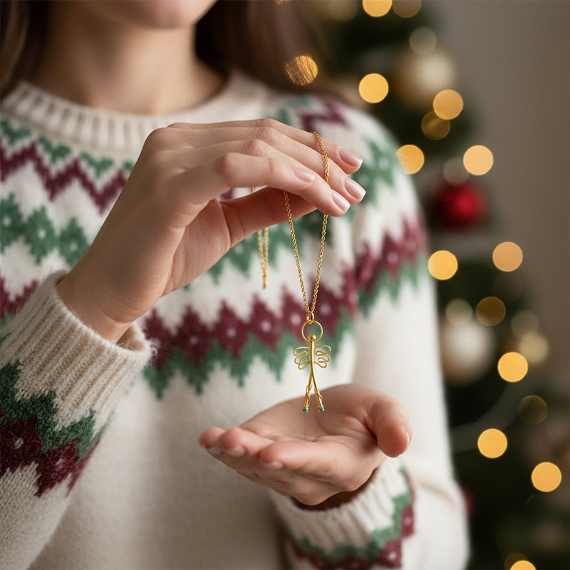 Μοντέλο φοράει το κρεμαστό Φυλαχτό Άγγελος της Emmanuela