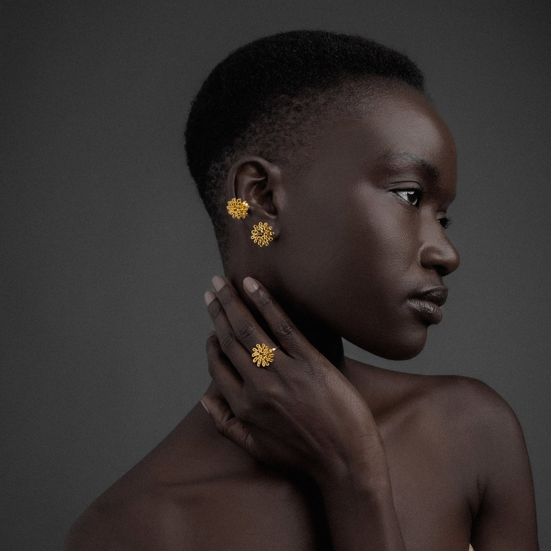 Boucles d'oreilles à tige en forme de fleur épanouie