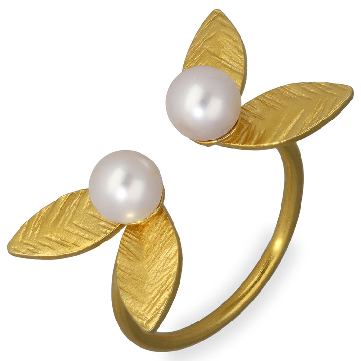 Ring with white pearls