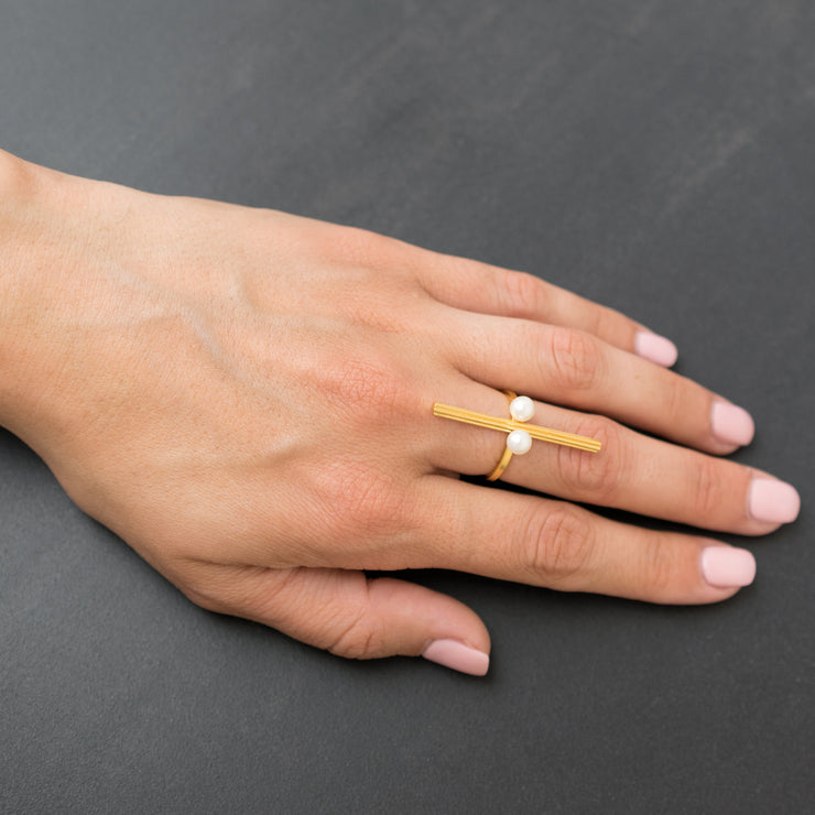 Bar ring with pearls
