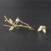Ανόμοια σκουλαρίκια cuff με μαργαριτάρια & φύλλα από ασήμι | Emmanuela 