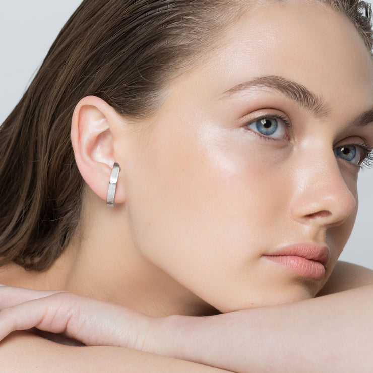 Ασημένια καρφωτά σκουλαρίκια | Emmanuela μοντέρνα χειροποίητα κοσμήματα